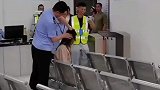 男子考驾照长发影响视线，安全员现场给他扎了个“哪吒头”，扎完走路都带风