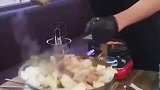 服务员将手套点着火后，扑腾一下将菜烧起来