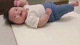 肉嘟嘟的小宝宝跟妈妈聊了几句就想睡觉，微笑的样子简直太可爱了