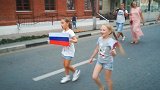 体坛直击：淘汰西班牙太幸福 小萝莉用歌声庆祝俄罗斯晋级