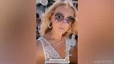 张伯伦携女友出海度假！亲自削椰子给大家补水