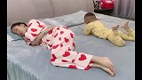 萌娃：妈妈故意装睡测试儿子，这一幕真暖