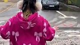 小球迷在库尼亚车前跳起他的庆祝舞蹈