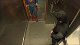 外国搞笑：小伙电梯扮成超级英雄，作死整蛊乘客差点挨打