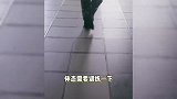 向佐又开始搞抽象了，时装周挑战金发透视装，大胆前卫时尚感满分