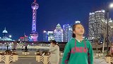 13岁小女孩街头演唱《英雄泪》,沙哑的声音,唱得好听极了!