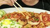 国外大妈吃扇贝泡菜泡面，这吃法馋的流口水