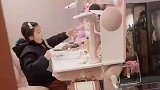 妈妈拍下女儿用意念学习