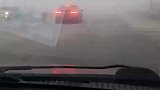 大雾天时能见度低，小车等红灯停远了，网友：起码能安心一点