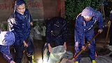 雨中逆行，守护群众，消防员雨中连夜救援。