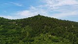 航拍济南彩石捎近村，群山连绵起伏，漫山绿树宛如绿野仙踪