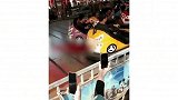 大衣哥为村里捐建游乐场完工，玩碰碰车出镜画风爆笑