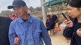 大衣哥待完儿子喜宴后，邻居粉丝更多了，都想套近乎！