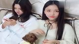 小姐姐正在炫耀，不料却被闺蜜揭了老底，太扎心了