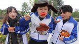 爆笑短剧：学生带秤来食堂吃饭，没想大厨竟用辣酱和铁盆凑斤数