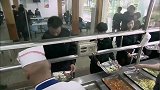 警官男食堂吃不饱，小伙嘲讽打菜大叔姓色，美女碗里全是肉
