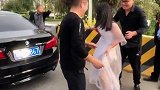 伴娘走半路被拉下车，这就是在丈母娘家整蛊新郎的后果