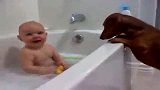 宝宝洗澡笑道不亦乐乎