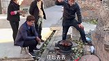 农村公公在家炖牛肉，姐夫来家里蹭饭，小舅子：下次来牵头猪