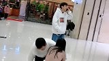 小姐姐小哥哥你太坏了，虽然我故意绊倒你的，但是你也别乱看啊