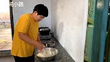 今天做个韭菜鸡蛋大蒸饺，皮薄馅大，一咬出汤，水灵好吃