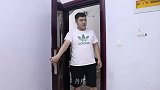 妻子让丈夫夜班回家敲3下门，丈夫好奇没敲门，打开门愣住了