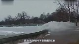 冰块巨浪是怎样神奇的存在国外小伙录下这样一幕，太壮观了吧