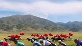 自行车赛遇牧民策马擎旗，这是属于新疆人的浪漫