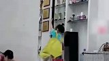 妈妈前去学习钢管舞，不料3岁女儿偷师学艺成功
