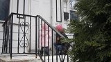 远嫁的女儿带着孩子回来，1年不见，外婆兴奋地发出了魔性笑声