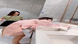 美女不会用自动感应水龙头，被小姐姐无情的嘲笑了。
