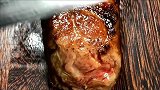 牛排的熟度，国人倾向于七成熟，而老外公认的最佳熟度却是三成熟