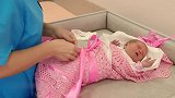 好细心的护士，还给新生宝宝的包被上绑个花结，好有爱