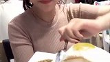 清纯美女与刚出锅的美味鸡米饭美食与美人更下饭