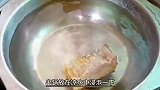 把五花肉上锅蒸一蒸，出锅入口即化肥而不腻，比红烧肉好吃！