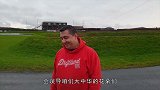 男子拿电钻对柏油路一顿钻，没多久就坏了，看到水后才知道原因