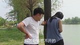 单身汉搭讪美女，不料美女一回头颜值太逗，小伙落荒而逃，真搞笑