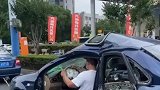 河南许昌：一男子控制事故车上路行驶