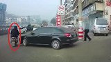 驶出路口太大意，大众朗逸与电动车碰撞