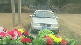 这俩兄弟真讲究，开车还能翻沟里