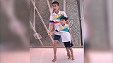 李宗伟在家教两个儿子打羽毛球 隔离期间仍每日运动暴汗