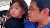 女儿果然是爸爸的小情人，被抱在怀里，一脸乖巧