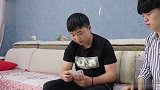 小伙喝完酒半夜回家，被弟弟套路走全部私房钱