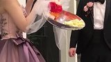 日本婚礼上的奇怪习俗，竟然用大勺子吃蛋糕