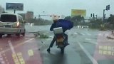 大哥我建议你回家就扔了这破雨衣吧，太不给面子了！
