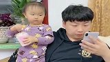暖宝给爸爸吃了零食，爸爸竟然不谢谢她，暖宝跟我说谢谢