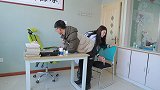 小伙去诊所打针，没想大夫是个近视眼，打针过程太逗了