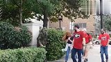 草丛中的野人伸手撮向路人，美女吓得尖叫起来