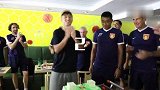 中超-17赛季-史上最“惨烈”的生日会！丁海峰庆生遭蛋糕拍脸张呈栋变奶油人-专题