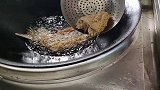 第一次看这样做糖醋鱼的，第一眼就被震撼了，工地上的大厨真牛